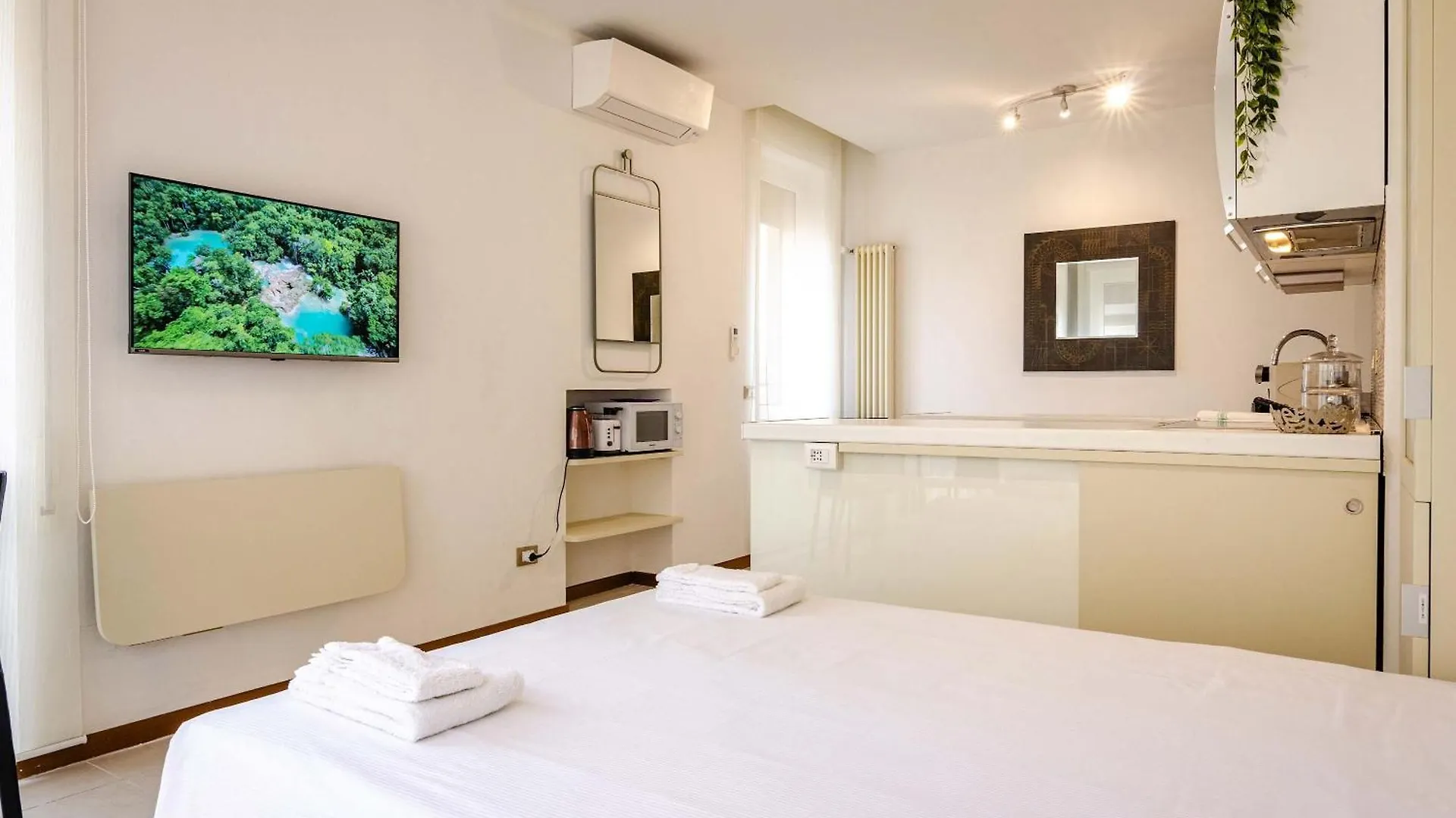 Large And Bright Studio In The Heart Of Bologna Italy